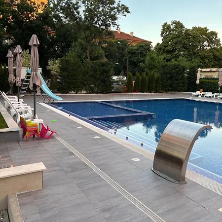 Modern In Gated Complex With Pool *