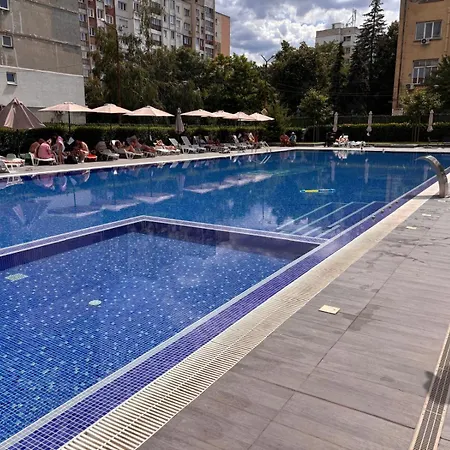 Modern In Gated Complex With Pool *